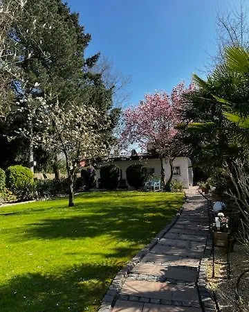 Boardinghouse Meerbusch, Ihr Privater Bungalow, Nahe Messe Duesseldorf 別荘 メーアブッシュ
