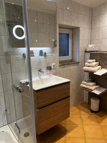 Privat Residence Boardinghouse Meerbusch Terrasse, Parkplatz, Naehe Messe Duesseldorf & Flughafen